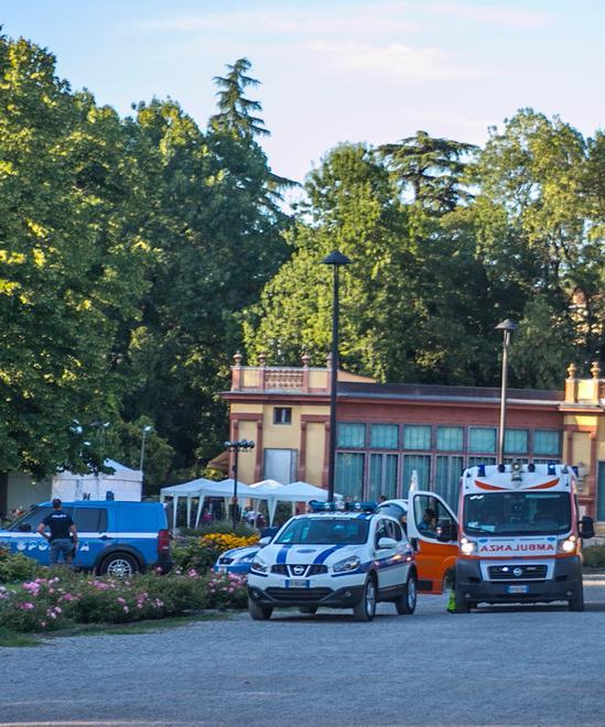 Modena, lite furibonda ai Ducali con anche il lancio di una bici in testa 