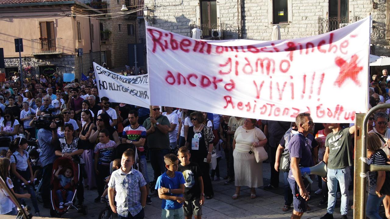 Striscioni di protesta contro la riforma Pigliaru
