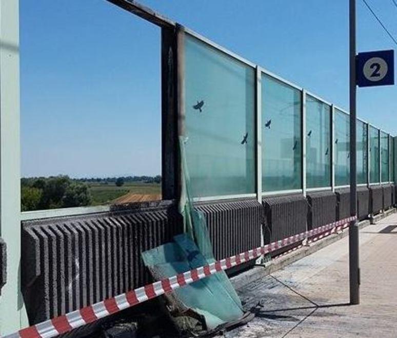 Doppio incendio in stazione Distrutto anche un parapetto