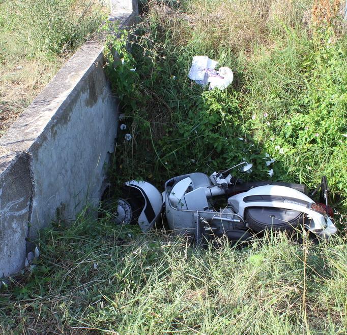Cade in Vespa: un bambino lo vede e lancia l’allarme