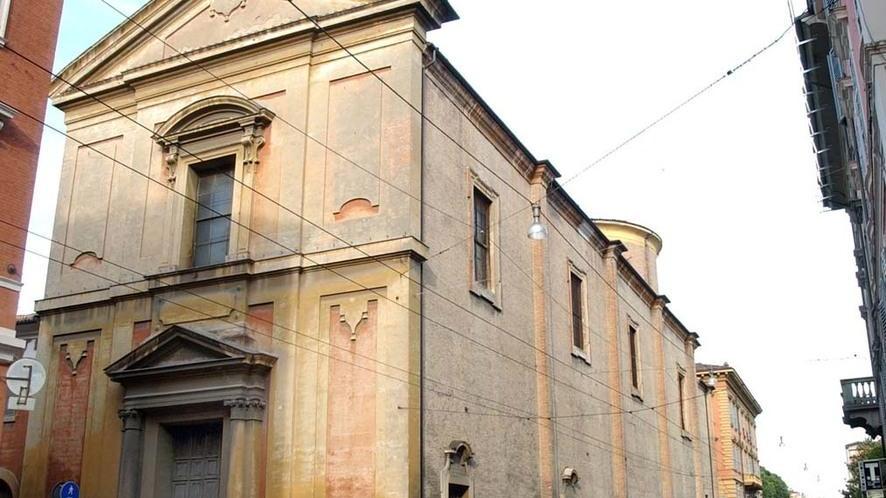 E nelle chiese comunali operai già al lavoro