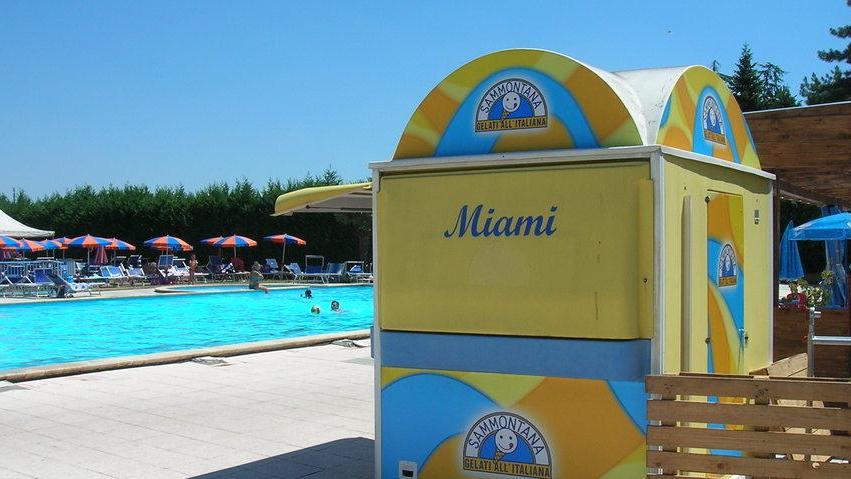 Irruzione in piscina, i ladri si portano via anche tv e caramelle