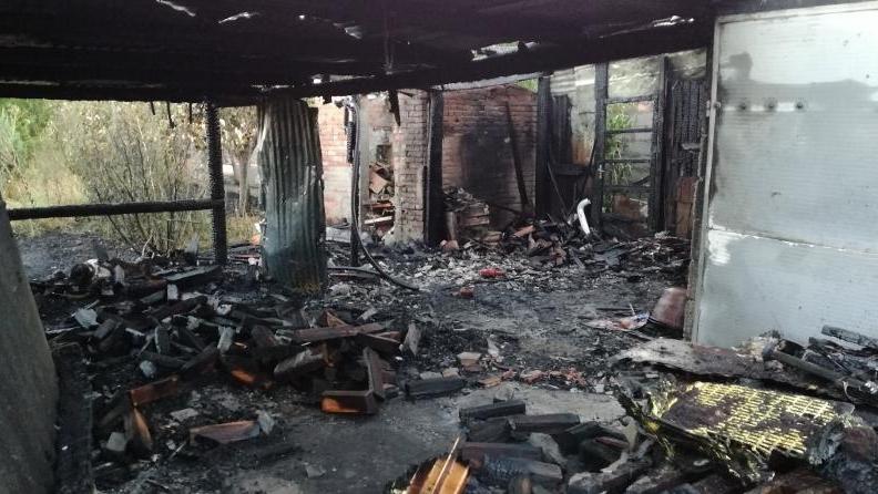 Il fuoco ha distrutto due barchesse Ingenti i danni