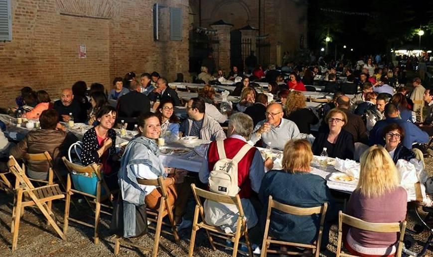 Cena di solidarietà in piazza giovedì a favore del Grade