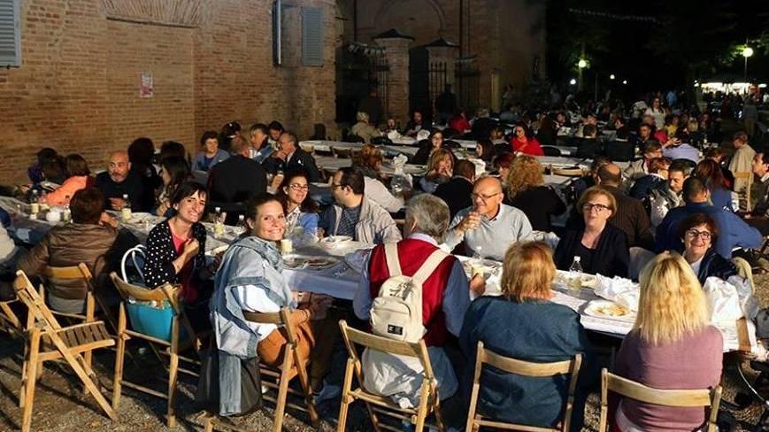 Cena di solidarietà in piazza giovedì a favore del Grade