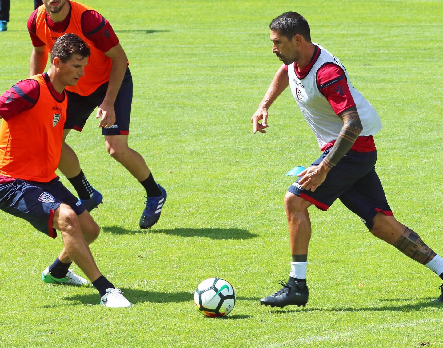 Borriello resta al Cagliari, Isla saluta 