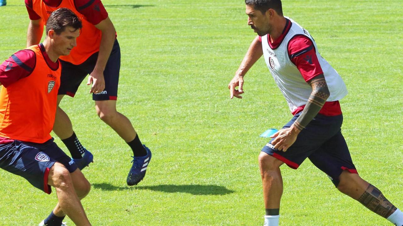 Borriello resta al Cagliari, Isla saluta