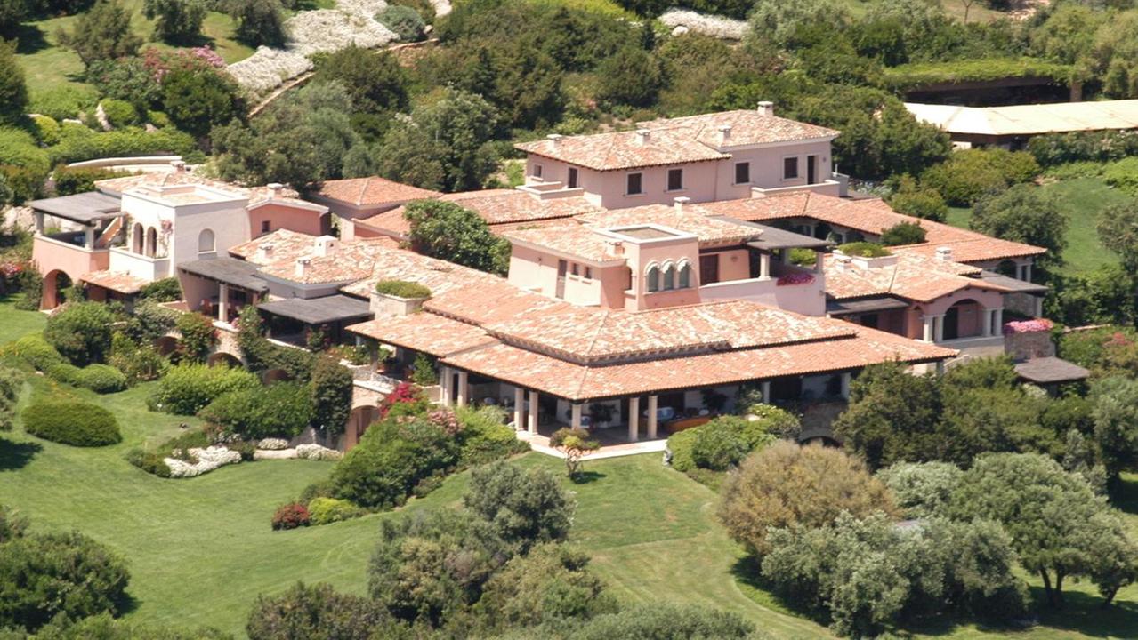 Berlusconi ora si “allarga”: compra il terreno dei vicini 