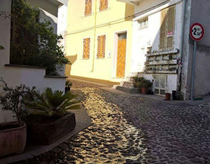 Perdita d’acqua in strada «Intervenga Abbanoa»