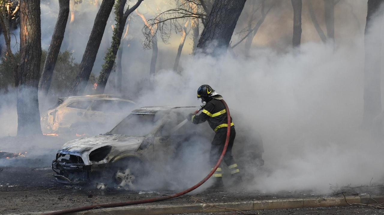 Emergenza incendi, inno davanti alla caserma per ringraziare i vigili del fuoco