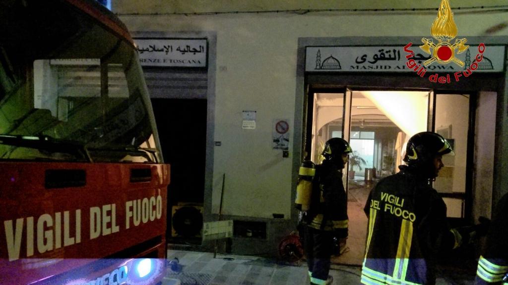 Incendio in una moschea a Firenze: una persona intossicata