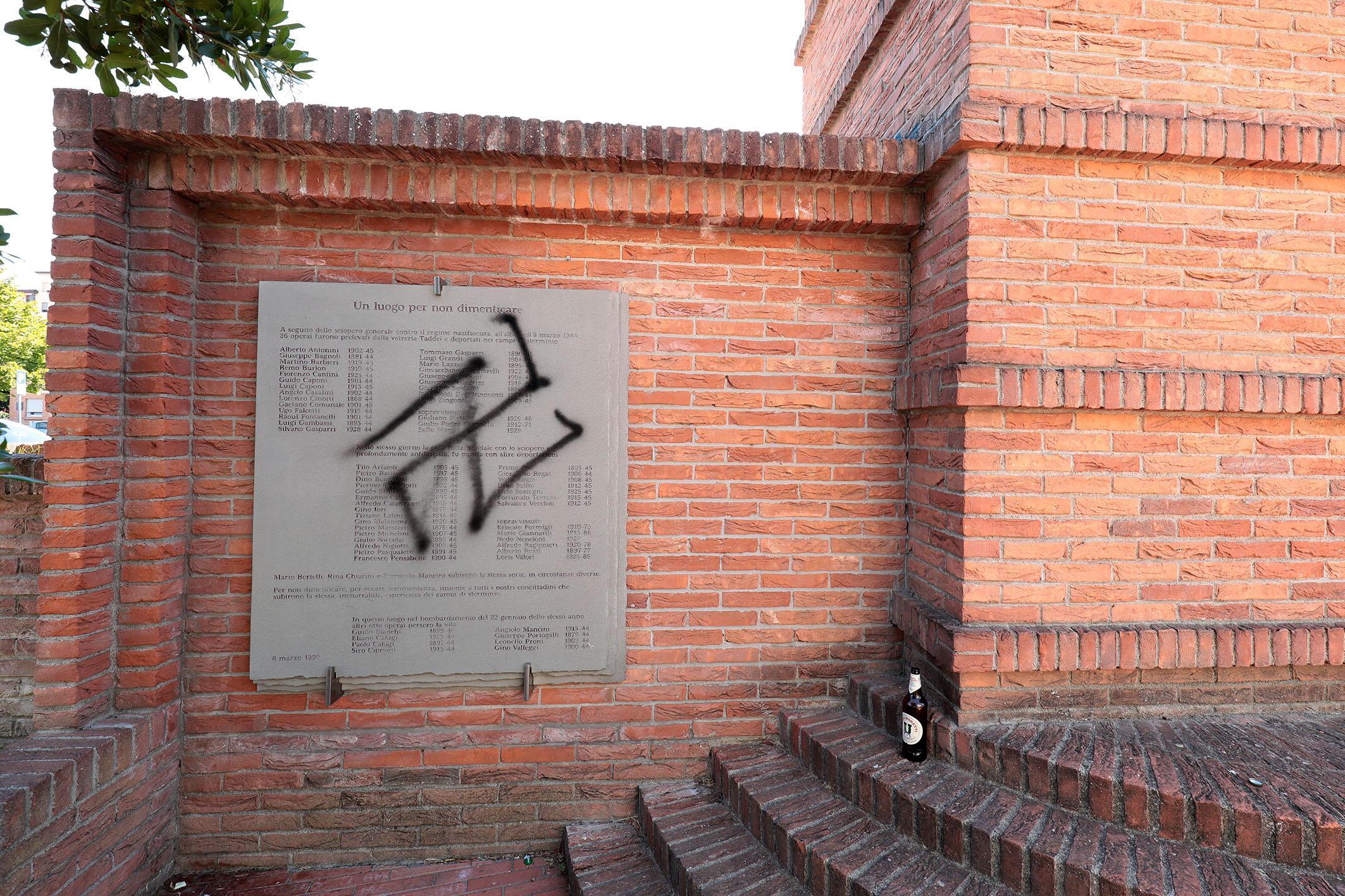 La svastica sul monumento (Foto Agenzia Carlo Sestini)