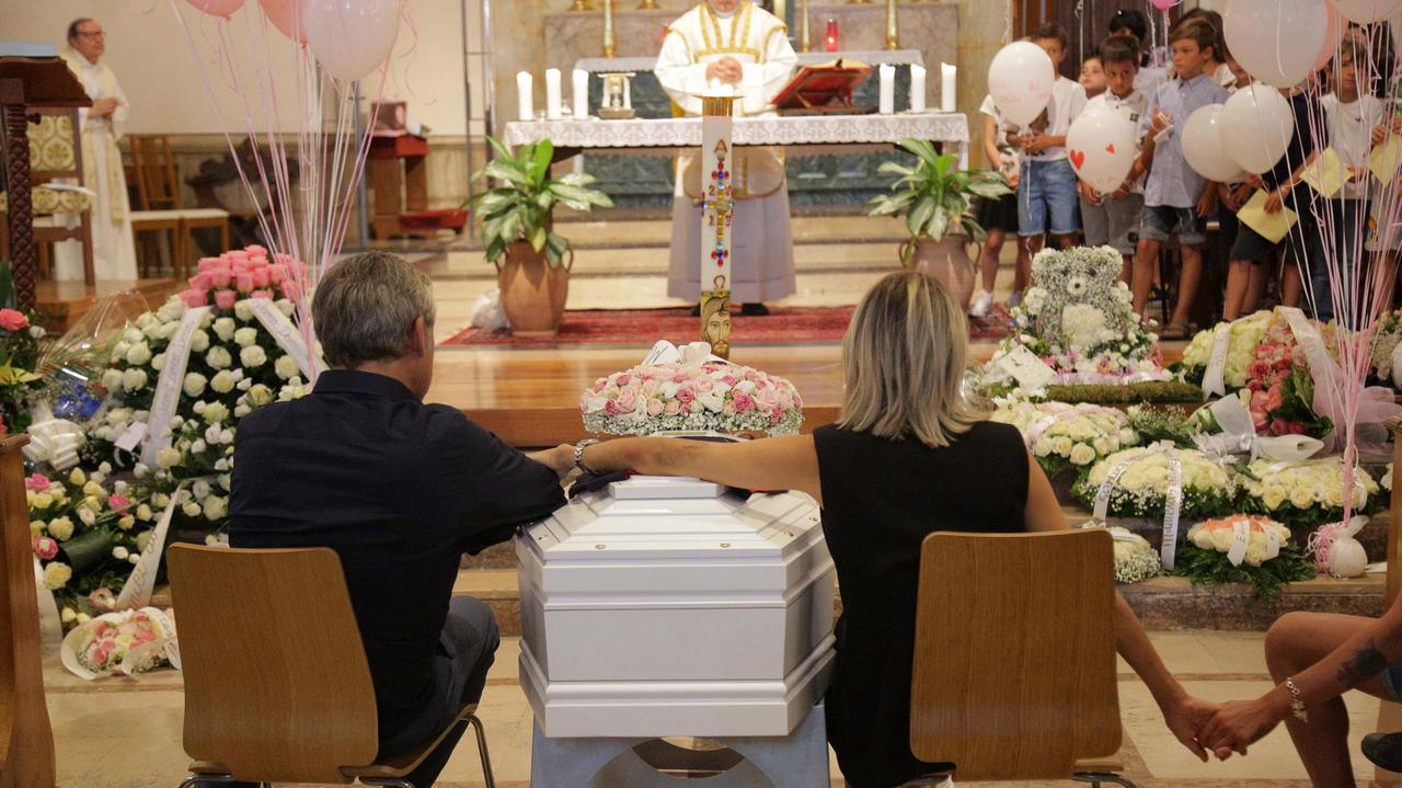 I genitori Maurizio e Veronica accanto alla bara di Linda (Foto Batavia)