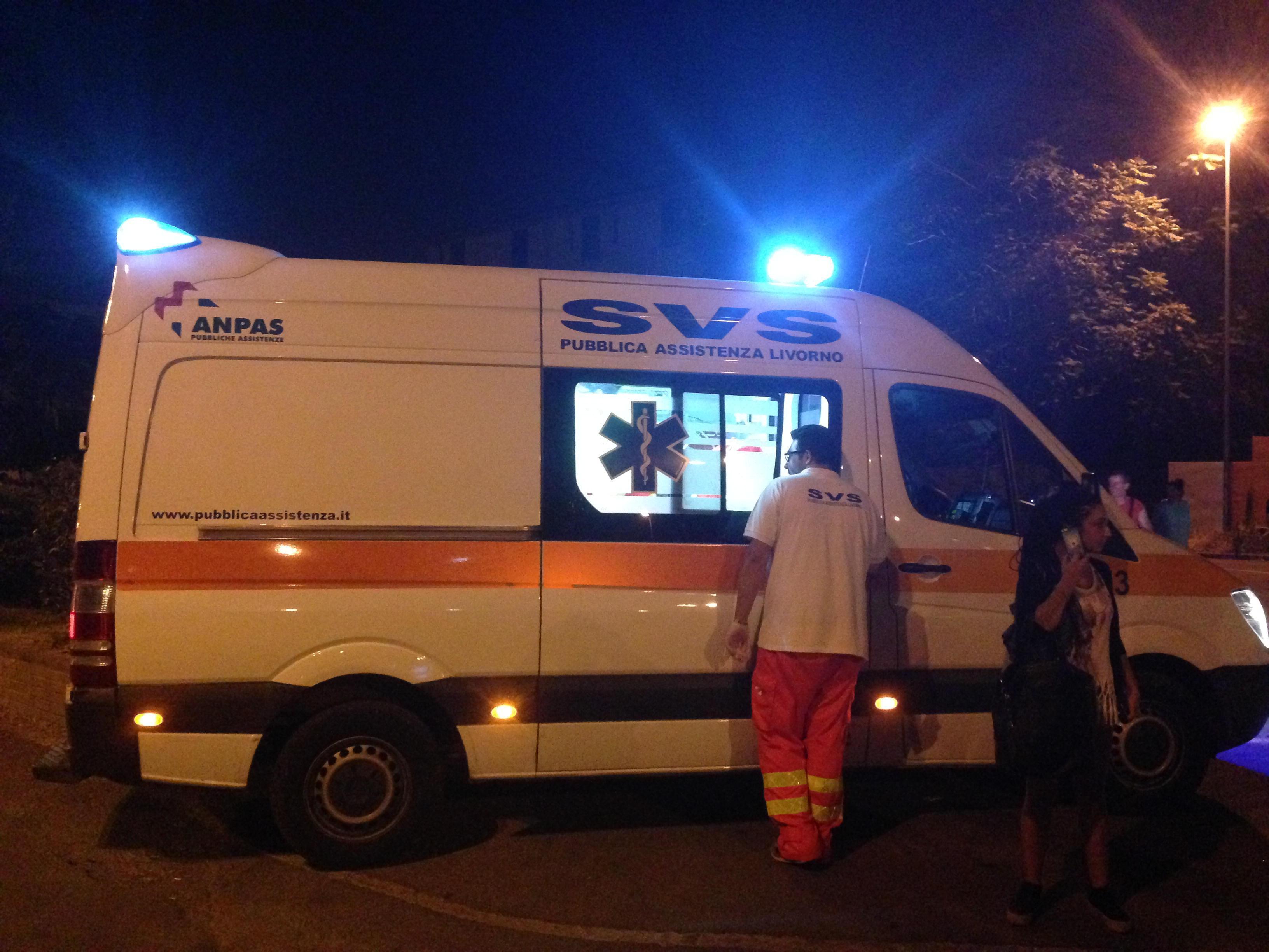 Cercano di fermare una lite, due militari presi a botte 