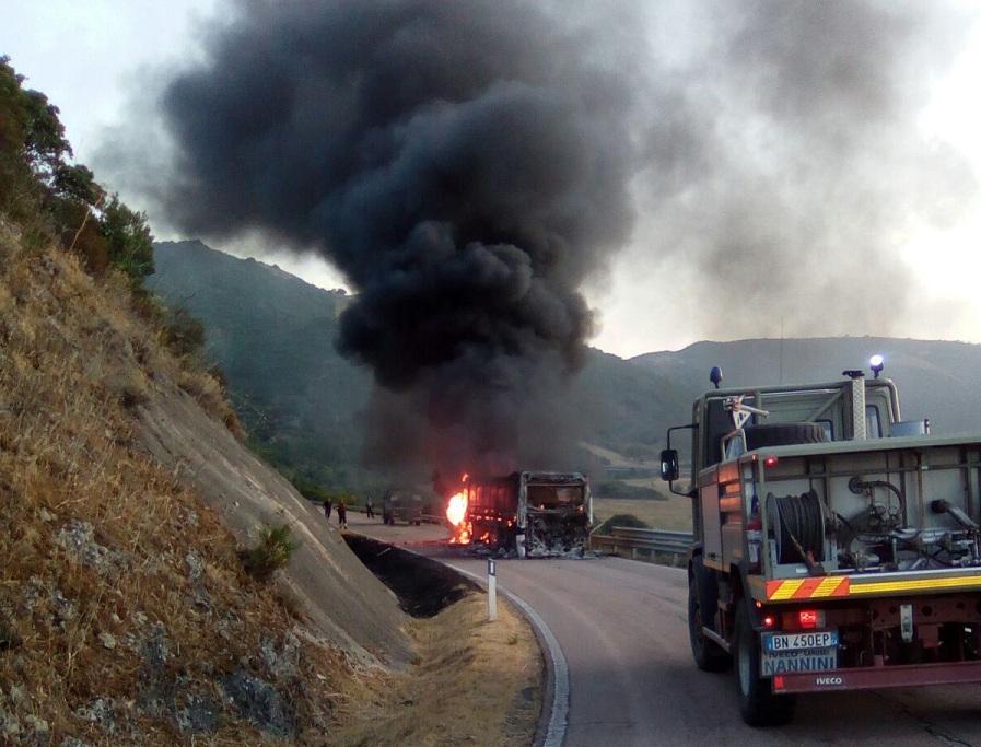 Il bus incendiato