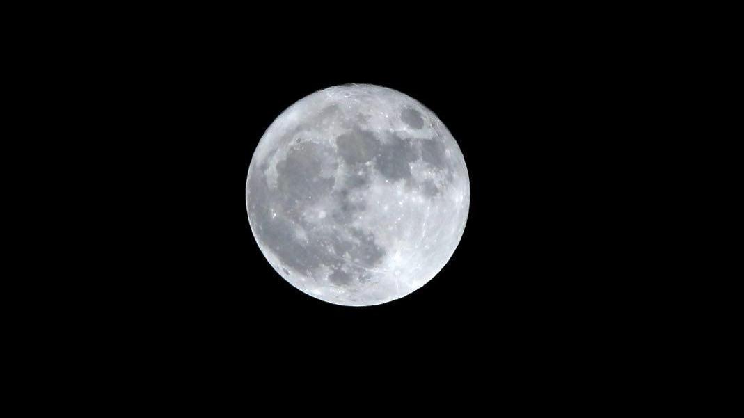 La luna (Pentafoto)