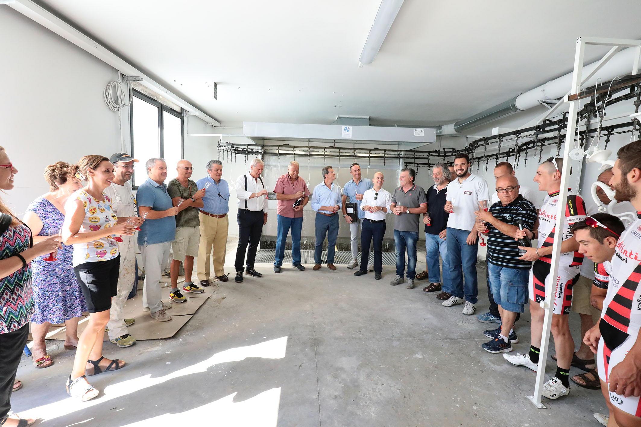 Il brindisi all'interno dell'azienda (Foto Agenzia Carlo Sestini)
