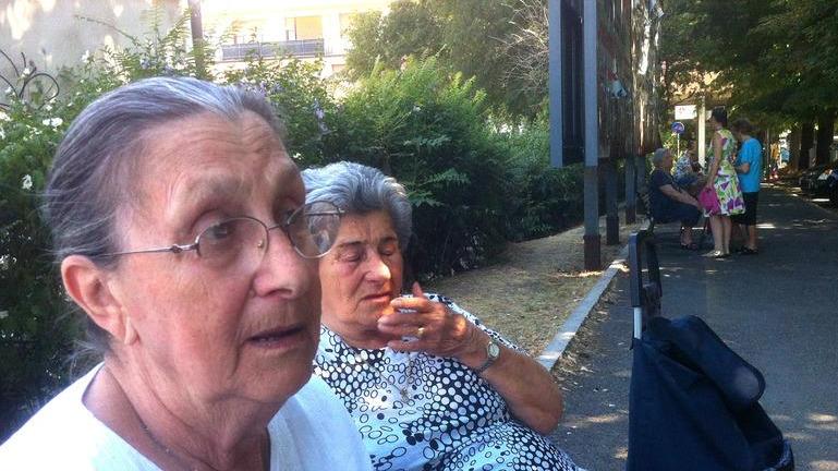 La panchina dello spaccio di Modena torna a due pensionate
