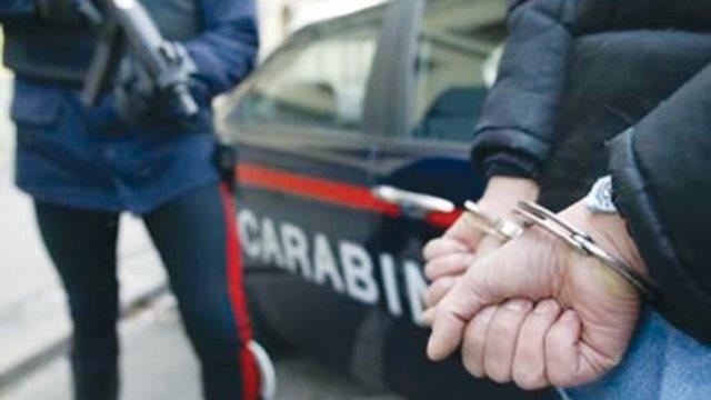 I carabinieri arrestano un uomo (foto d'archivio)