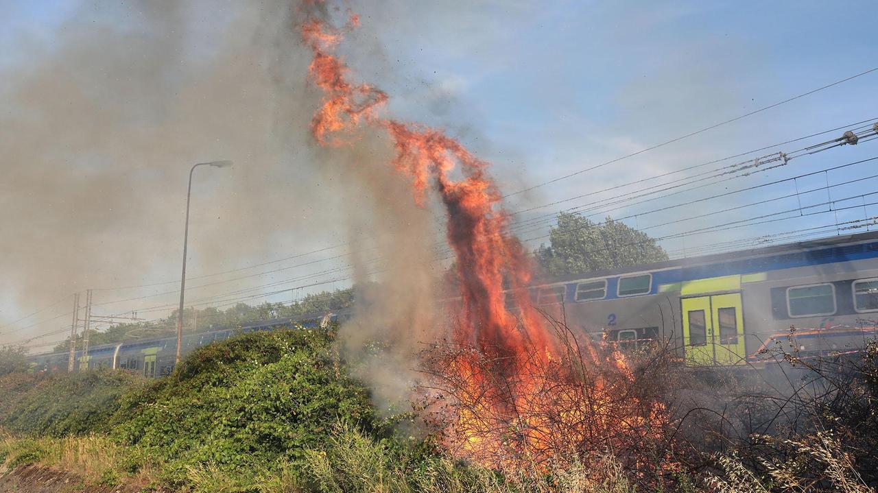Un incendio accanto alla ferrovia (foto d'archivio)