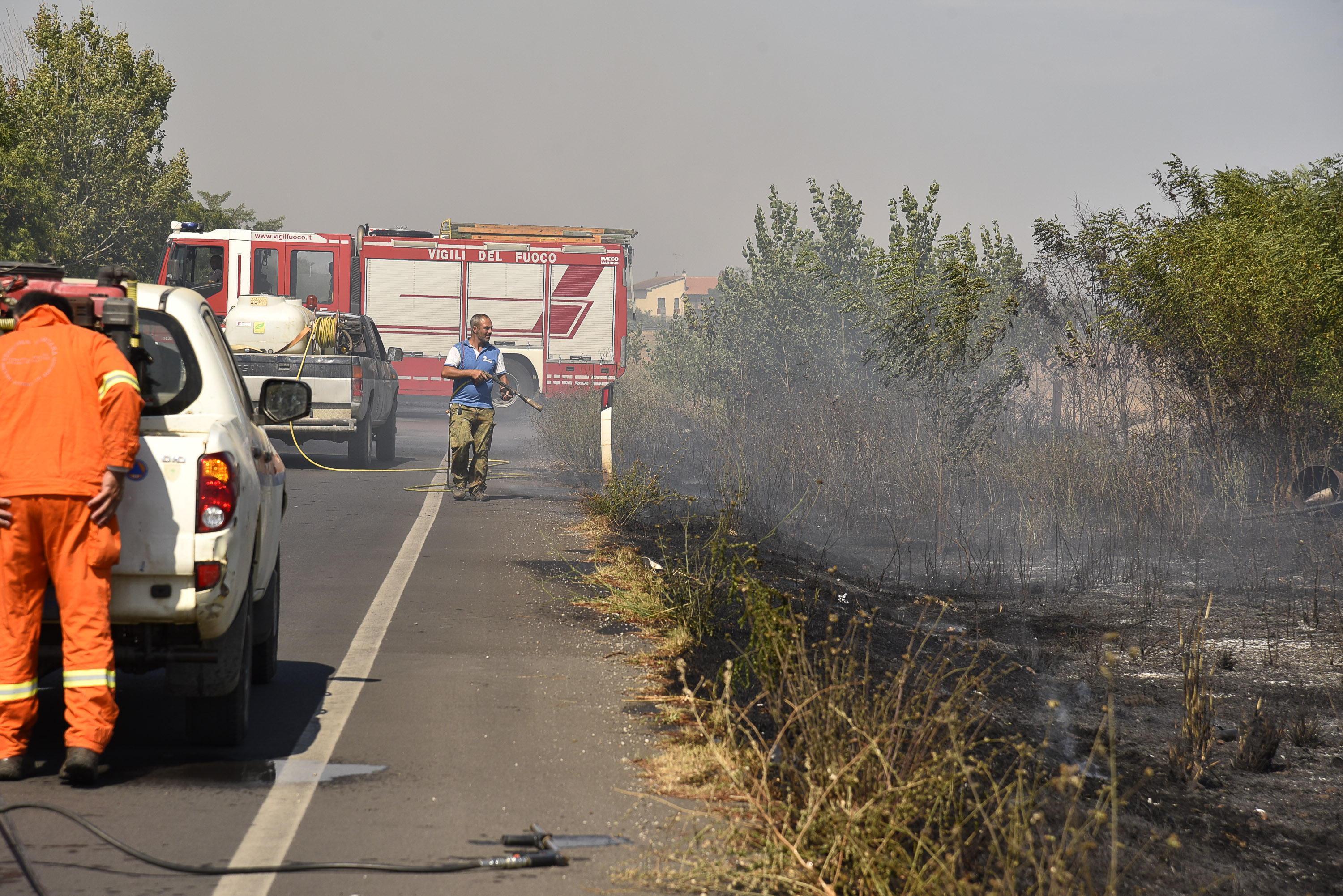 I vigili del fuoco in azione nella zona industriale di Marina (foto Bf)