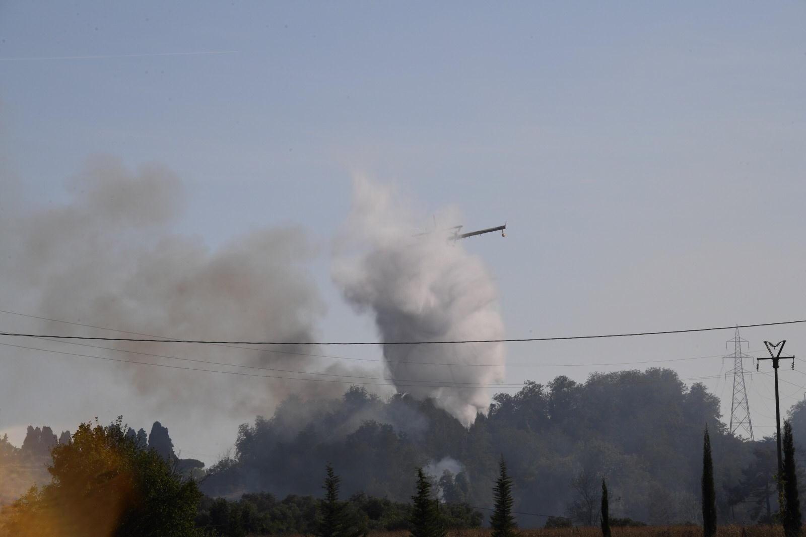 Un Canadair impegnato per domare le fiamme (foto Franco Silvi)