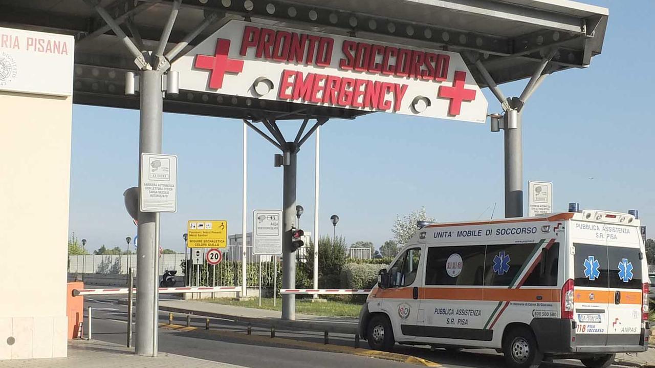 Cade con la moto in autostrada, grave centauro