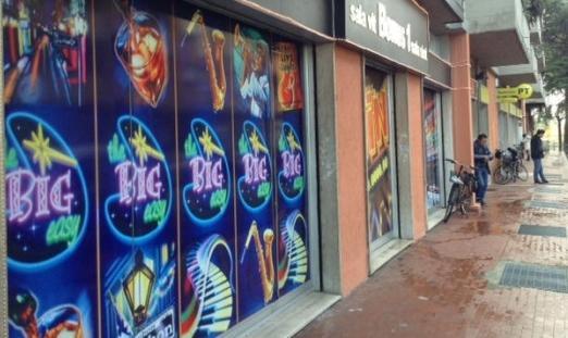 Vince alle slot e viene aggredito: un fermo