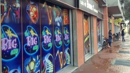 Vince alle slot e viene aggredito: un fermo