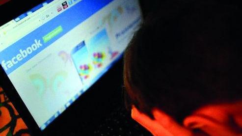 Condivide un post scritto dallo stalker: denunciato