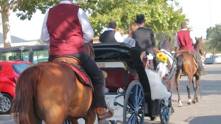 Si sposa in carrozza e la scortano i cavalieri