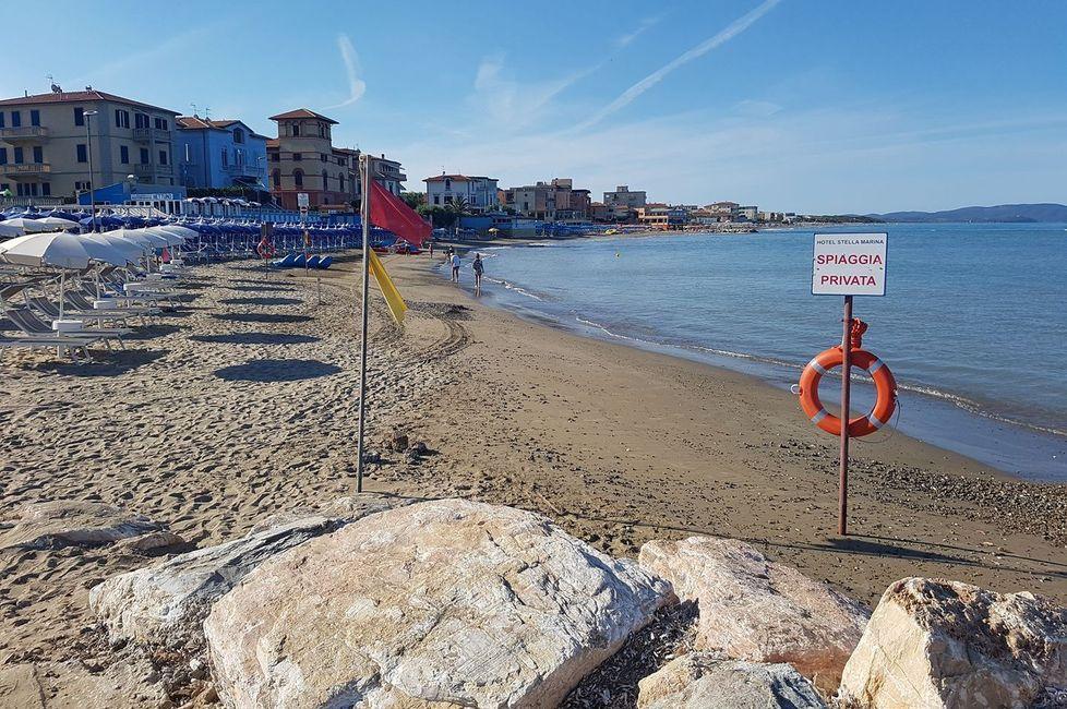 Quel cartello di divieto d’accesso sul bagnasciuga