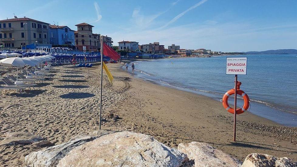 Quel cartello di divieto d’accesso sul bagnasciuga