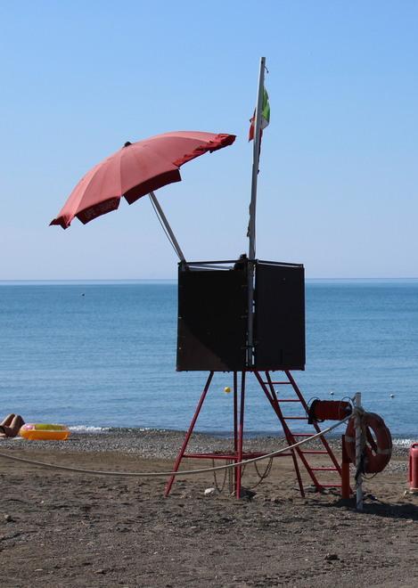 25 postazioni di salvataggio con bagnini sulle spiagge libere