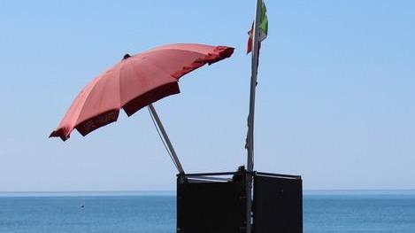 25 postazioni di salvataggio con bagnini sulle spiagge libere