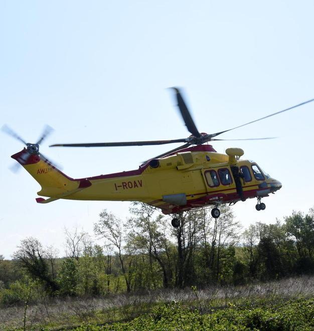 Ciclista si sente male mentre pedala Portato a Siena da Pegaso per accertamenti