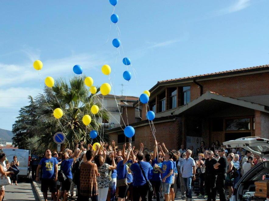 L’ultimo saluto a Patrizia con i palloncini di Skeep