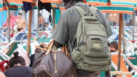 Vendeva borse false in spiaggia denunciato ambulante abusivo