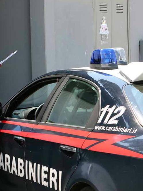 Minaccia con l’acido clienti del bar 