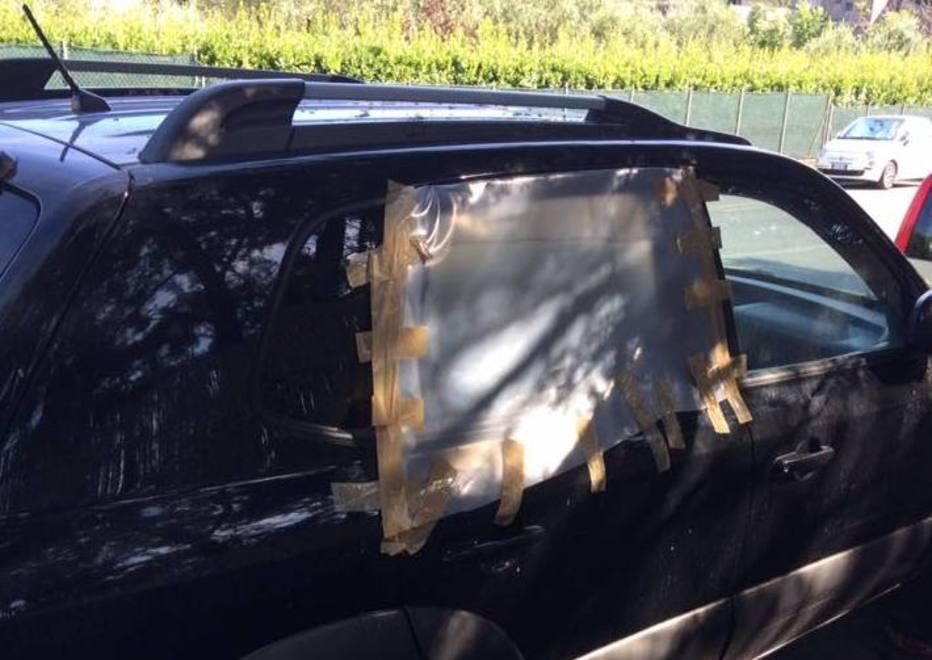Lascia tastiere e chitarra in auto, i ladri portano via tutto