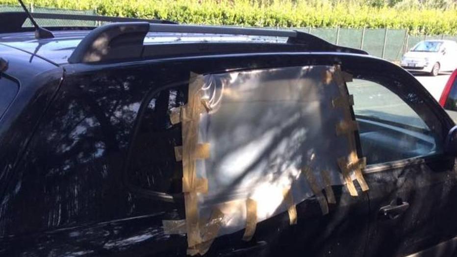 Lascia tastiere e chitarra in auto, i ladri portano via tutto