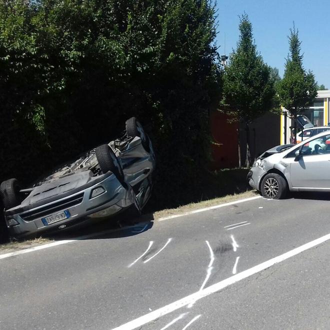 Paura in centro a Medolla: sbanda, finisce contro un’altra auto e cappotta in un fosso 