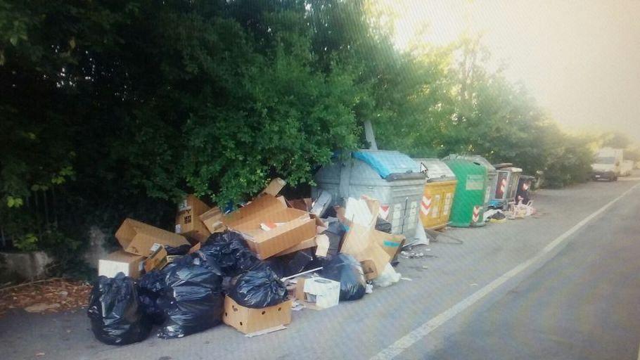 Una scia di pattume abbandonato