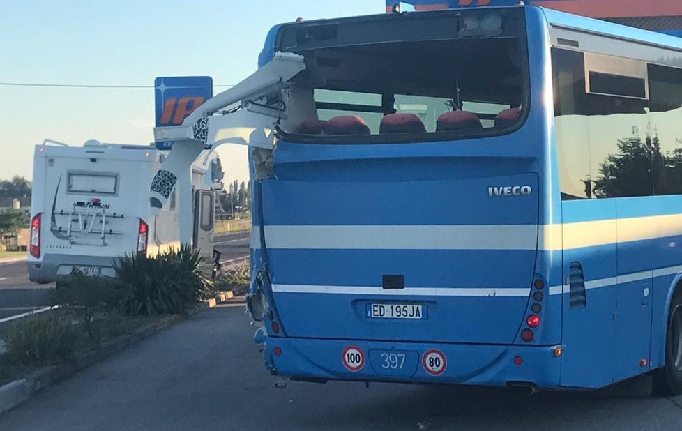 Camper entra dentro l’autobus 