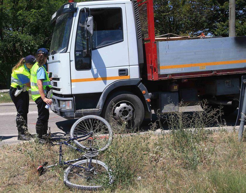Camion urta la bici: muore pensionato 