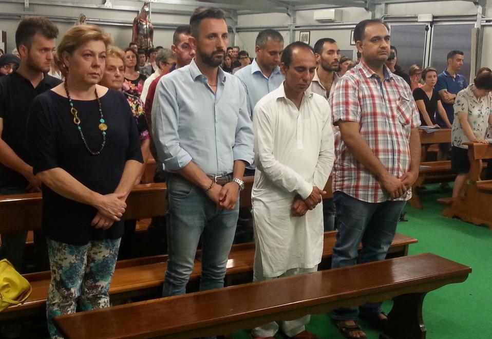 Il padre: «Lo hanno spinto in acqua» 