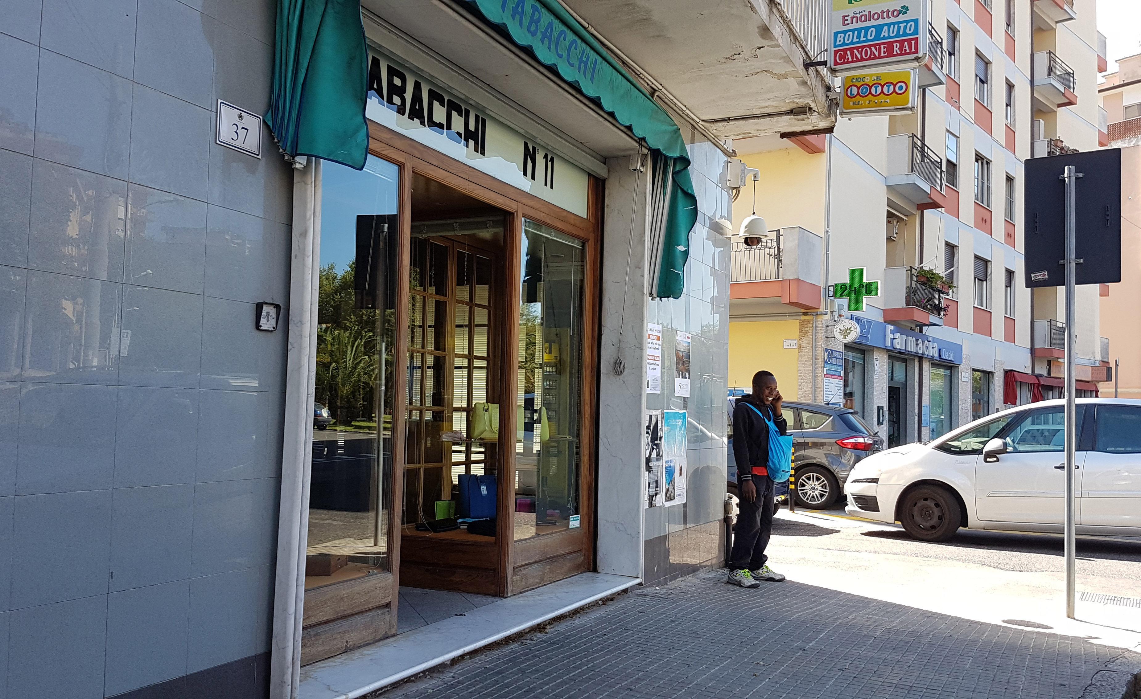 La tabaccheria Sotgiu in piazza Veneto a Nuoro (foto Massimo Locci)