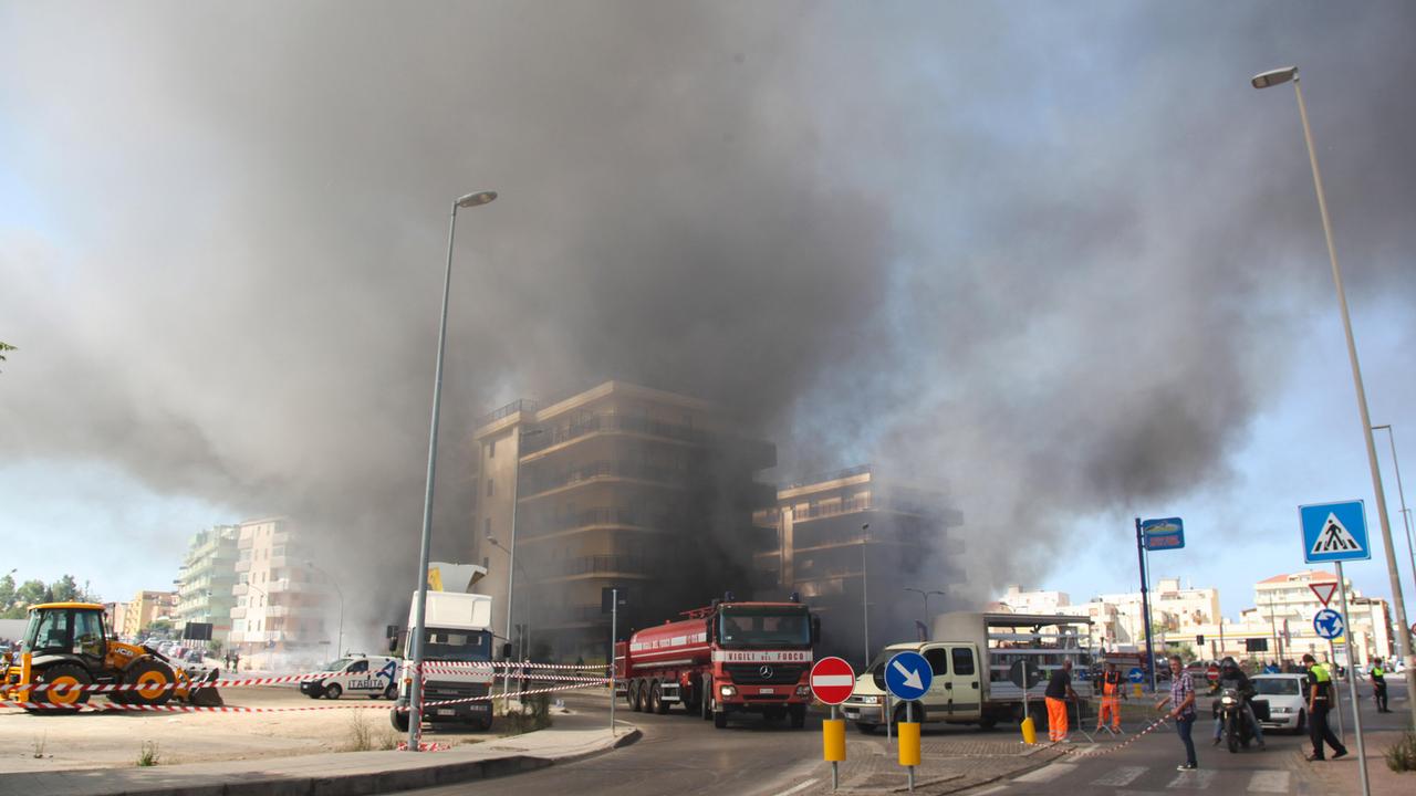 L'incendio partito dal centro commerciale Risparmio Casa (foto Roberto Gabrielli)