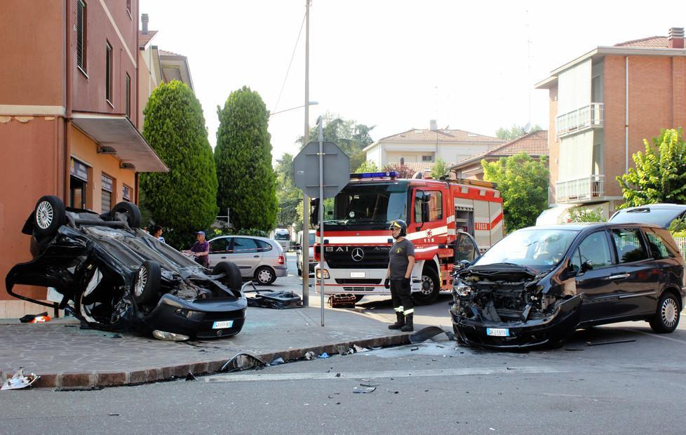 Carpi, buca lo stop: schianto all’incrocio 