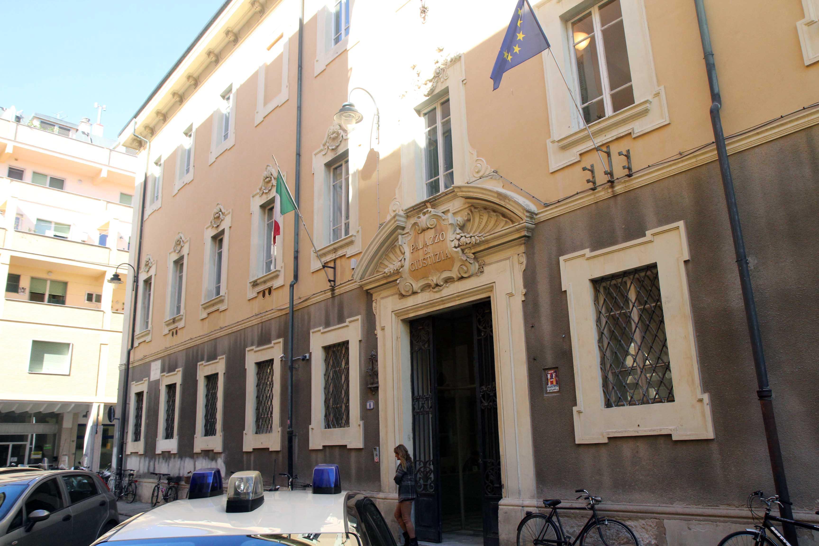 "Poliziotto e cancelliera a processo": passavano informazioni riservate 
